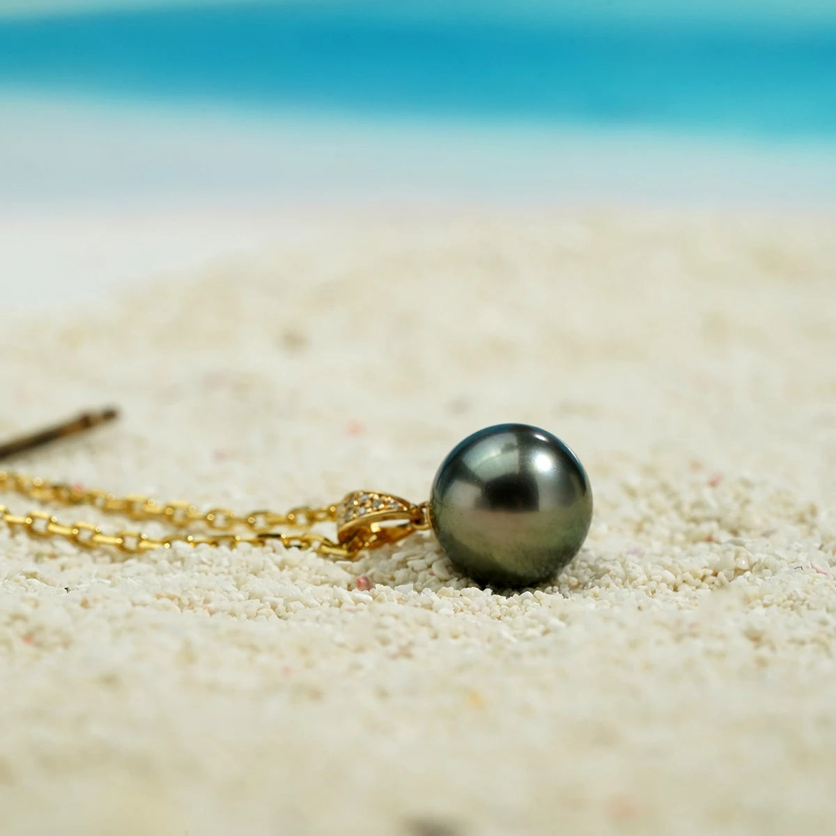Elegant 18K Gold Diamonds Pendant with Tahitian Black Pearl