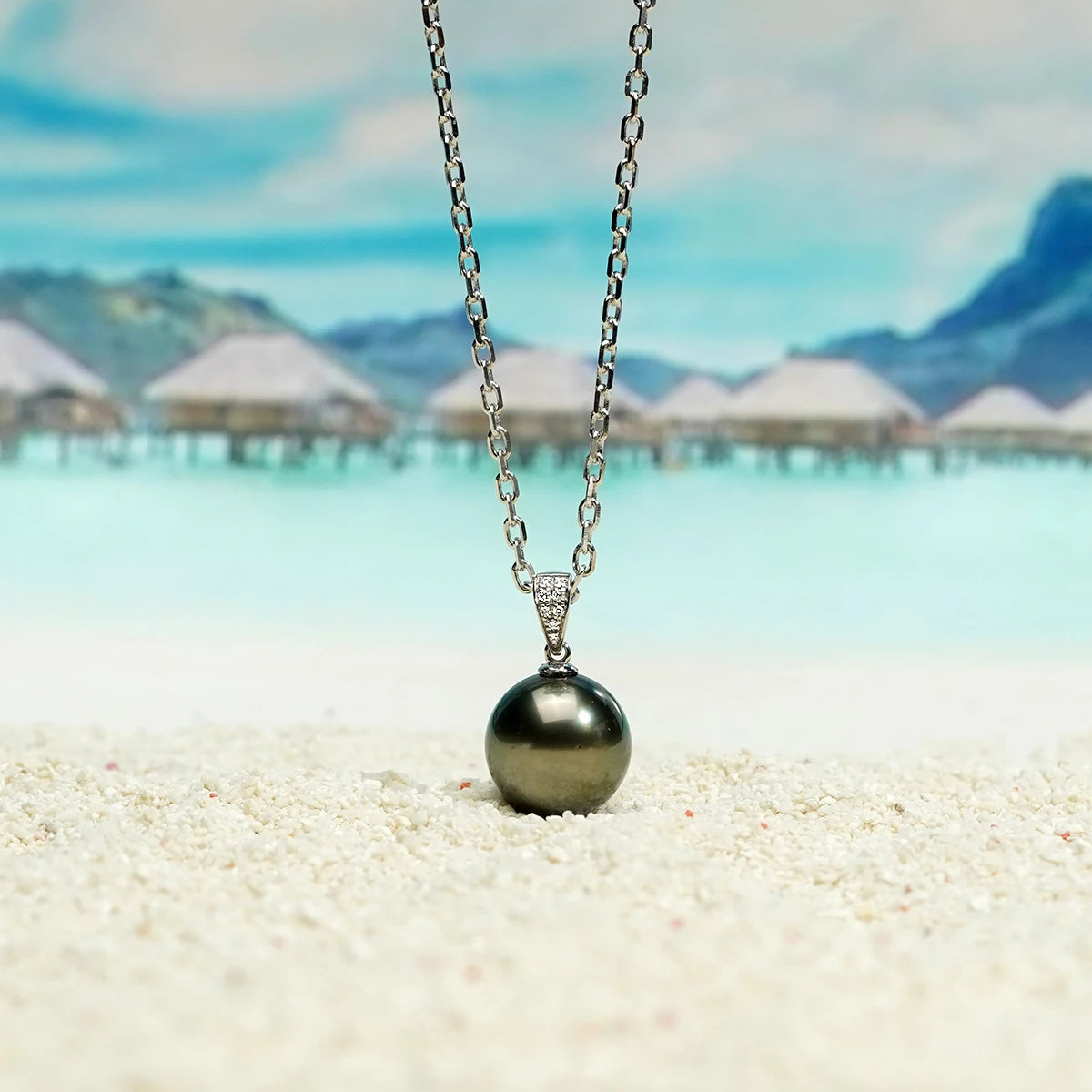 Elegant 18K Gold Diamonds Pendant with Tahitian Black Pearl