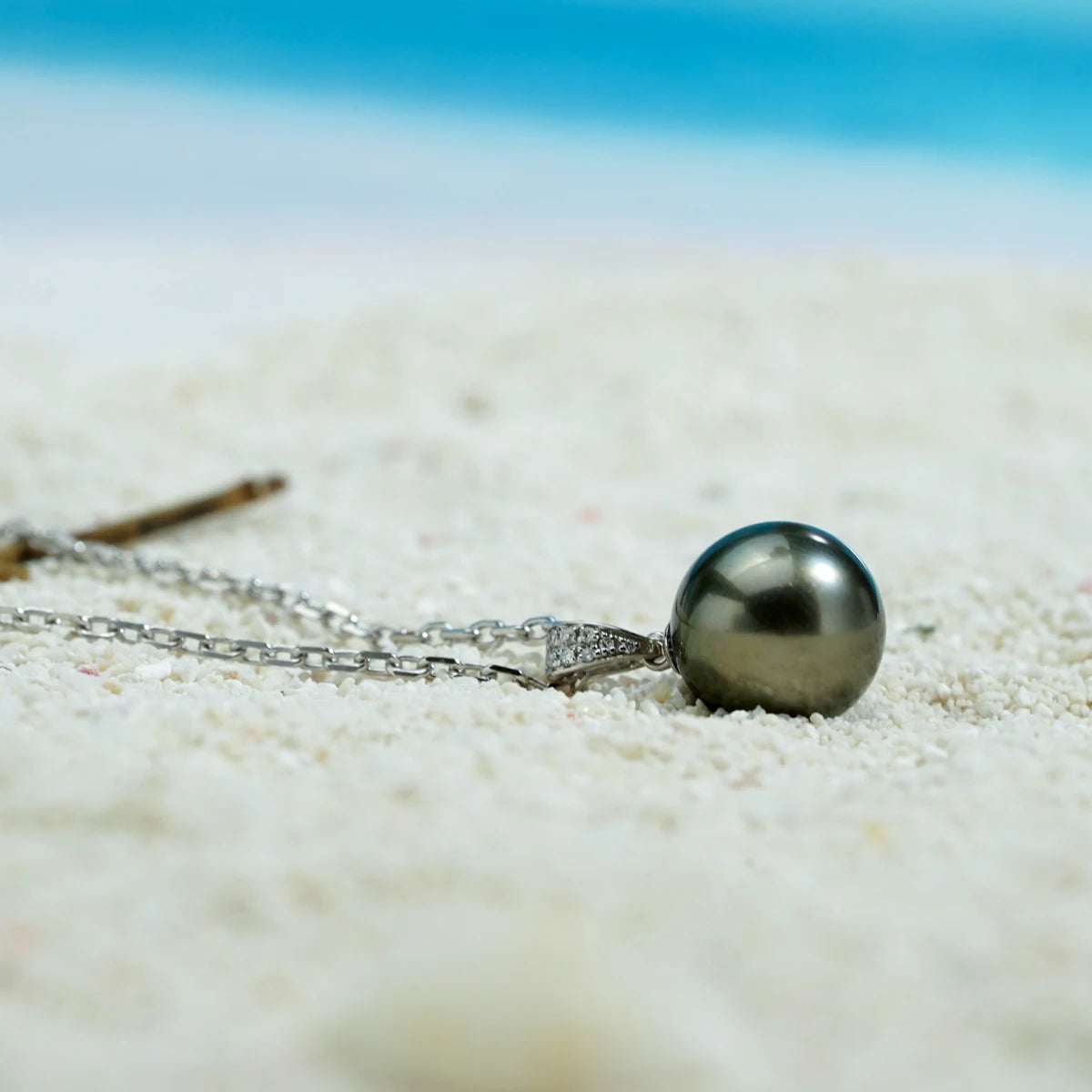Elegant 18K Gold Diamonds Pendant with Tahitian Black Pearl