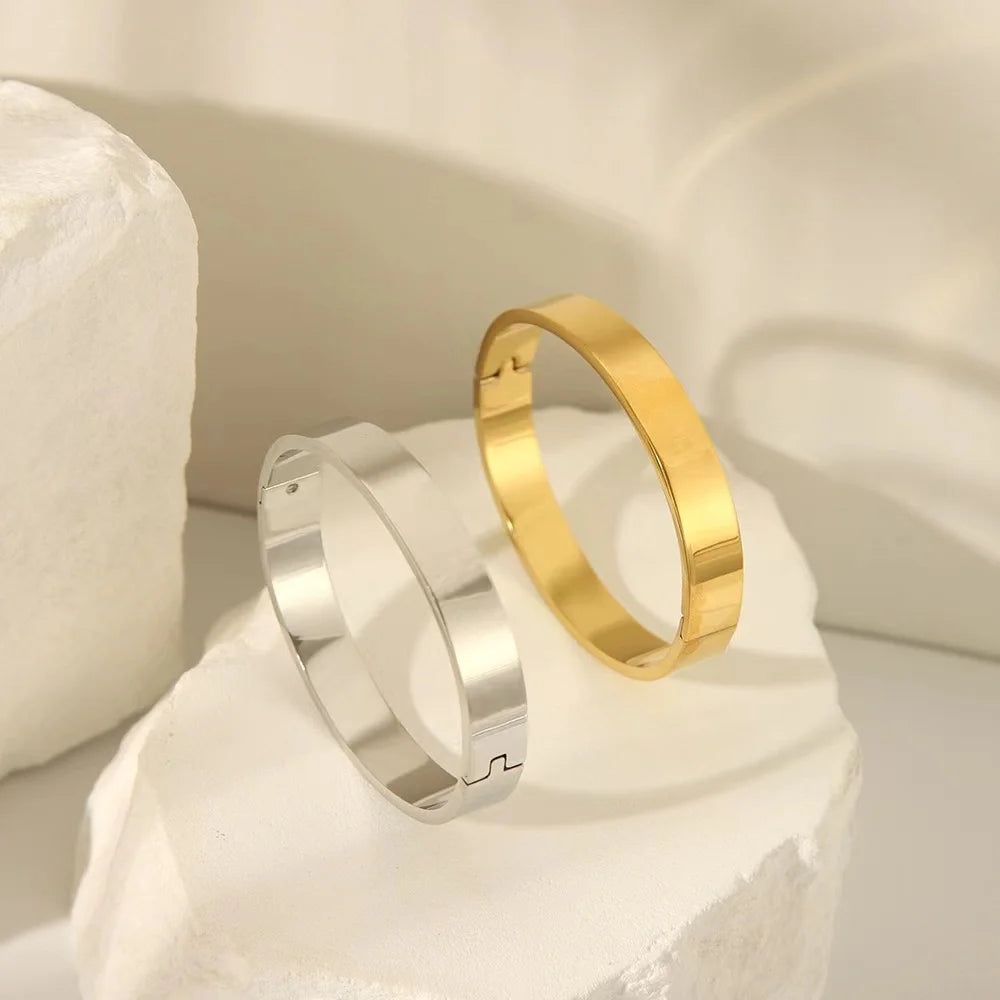 Elegant Oval Charm Bangle